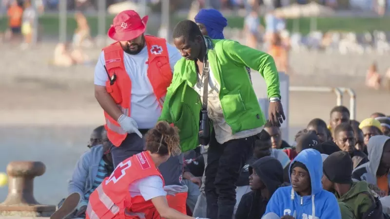 Salvamento rescata a un centenar de migrantes en un cayuco en Tenerife, a 20 de abril de 2024