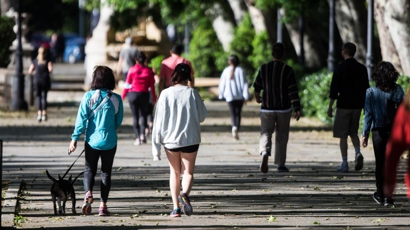 Transeúntes caminando y haciendo deporte por la calle del Prado de Madrid. Imagen de archivo