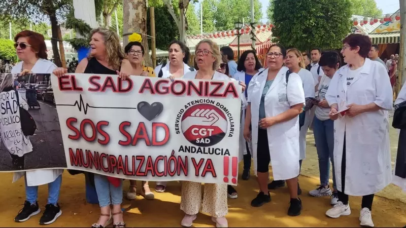 Las trabajadoras durante una concentración en la Feria de Sevilla