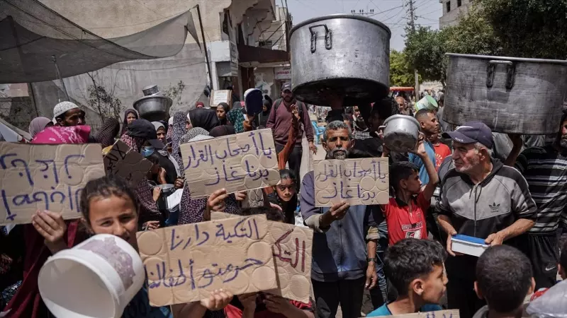 Niños, mujeres y hombres palestinos exigen gas para poder cocinar, a 25 de abril de 2024.