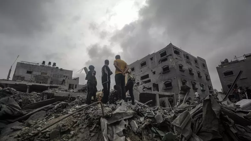 Algunas personas buscan cadáveres y supervivientes entre los escombros de una casa destruida tras un ataque aéreo israelí en el campo de refugiados de Al Nusairat, sur de la Franja de Gaza, el 27 de abril de 2024.