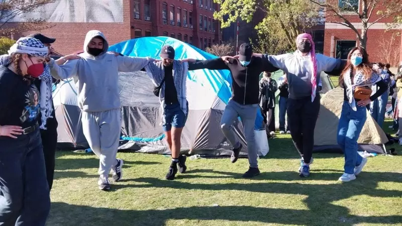 Estudiantes propalestina bailan un tradicional baile popular en simbología a su apoyo al pueblo palestino en la Universidad Northeastern en Boston (EEUU).