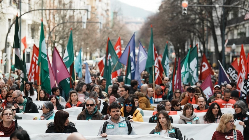 Decenas de personas con una pancarta durante una manifestación en bajo el lema: ‘A favor del servicio público, consensuar aquí los salarios y el empleo’, el 12 de marzo de 2024, en Bilbao.