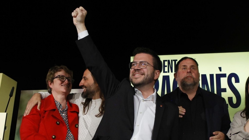 (I-D) Los miembros de ERC, Anna Simó, Jordi Albert, el Pere Aragonès, Oriol Junqueras y Mar Besses, durante un mitin del partido en L'Hospitalet de Llobregat, el 27 de abril de 2024.