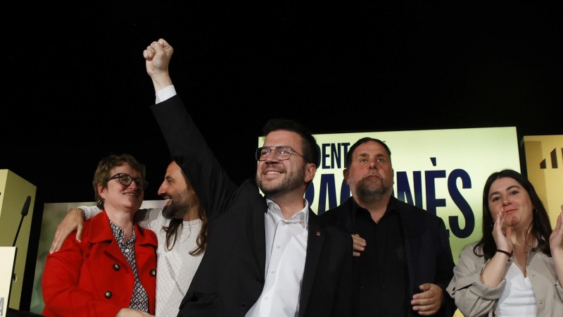 (I-D) Los miembros de ERC, Anna Simó, Jordi Albert, el Pere Aragonès, Oriol Junqueras y Mar Besses, durante un mitin del partido en L'Hospitalet de Llobregat, el 27 de abril de 2024.