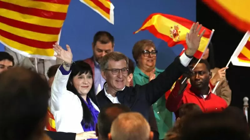 Montse Berenguer, candidata del PPC a Lleida, i el president del PP, Alberto Núñez Feijóo, al míting electoral a la Llotja de Lleida.