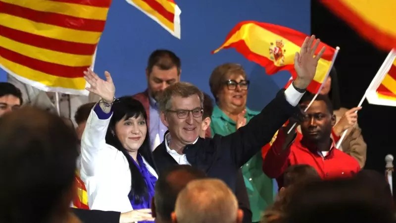 Montse Berenguer, candidata del PPC a Lleida, i el president del PP, Alberto Núñez Feijóo, al míting electoral a la Llotja de Lleida.