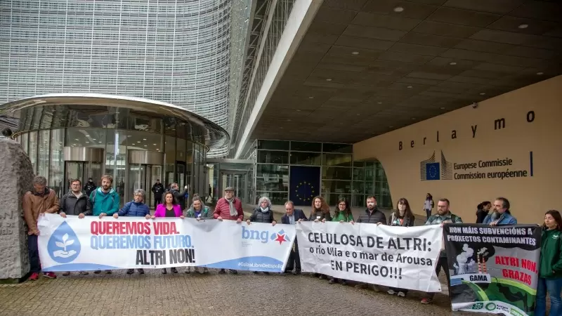 30/4/24 Concentración de los afectados por la factoría de Altri frente a la sede de la Comisión Europea en Bruselas el pasado 16 de abril.