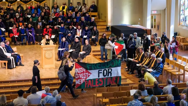 Estudiantes del St. Olaf College (Minnesota) protestando y exigiendo al colegio que desinvierta su financiación de inversiones de intereses israelíes.