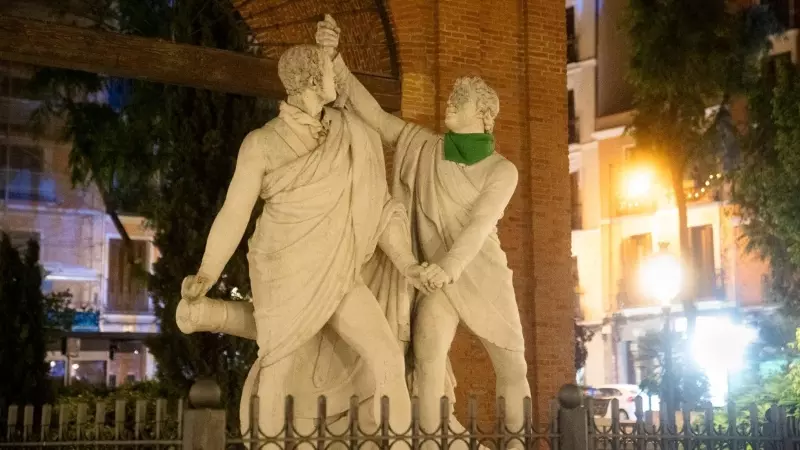 La estatua en la Plaza del dos de mayo de Madrid, con un pañuelo verde.
