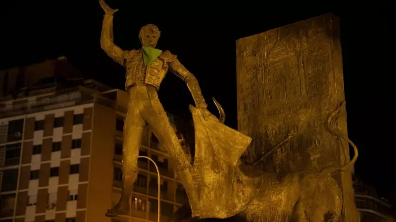 Una de las estatuas con un pañuelo verde en Madrid.