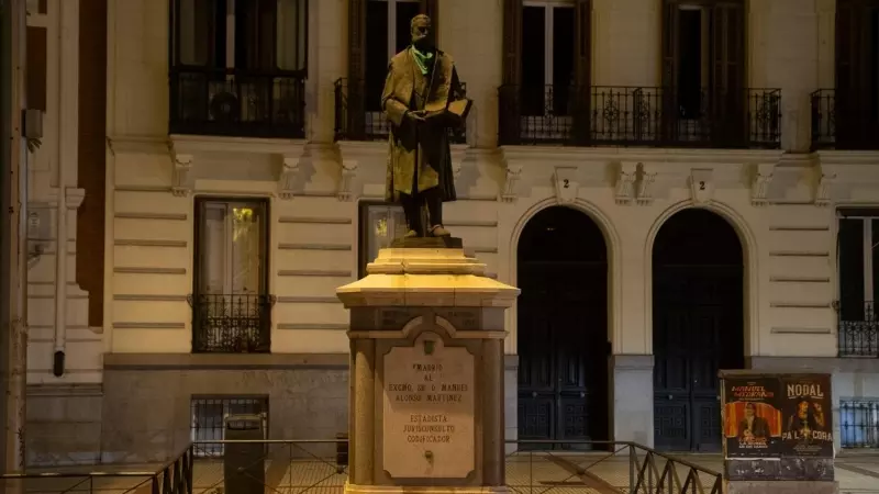 Una de las estatuas con un pañuelo verde en Madrid.