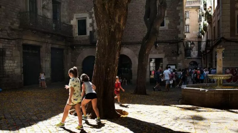 Infants jugant a la plaça Sant Felip Neri de Barcelona