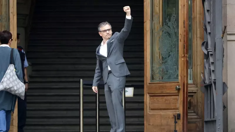 Josep Maria Jové fa un gest d'aixecar el puny abans d'entrar al TSJC, 7 de juny de 2019.