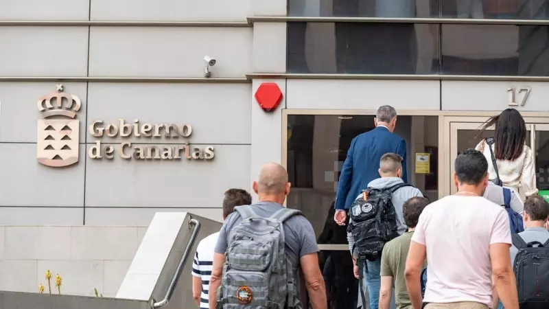 Agentes de la Policía Nacional, a su llegada para registrar la sede de la Consejería de Sanidad, a 9 de mayo de 2024, en Las Palmas de Gran Canaria.