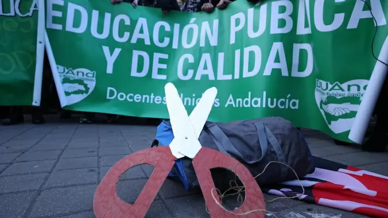 Miembros de las mareas andaluzas de sanidad y educación protestan a las puertas del Parlamento de Andalucía, a 20 de diciembre del 2023
