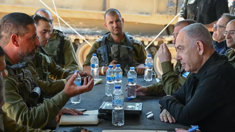 El primer ministro israelí, Benjamin Netanyahu, dialoga con soldados de su Ejército en la Franja de Gaza, a 16 de mayo de 2024.