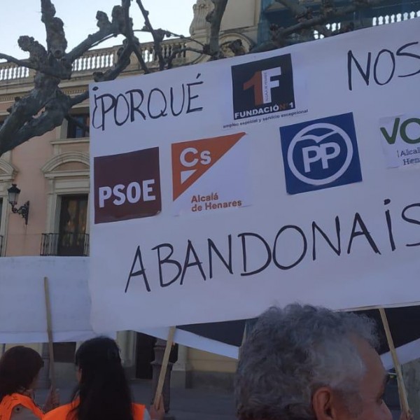 Una pancarta durante la concentración contra el cierre de Fundación Nº1 en Alcalá de Henares, Madrid. / PÚBLICO
