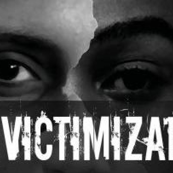 Portada de 'Revictimizadas', por Raquel López Merchán.