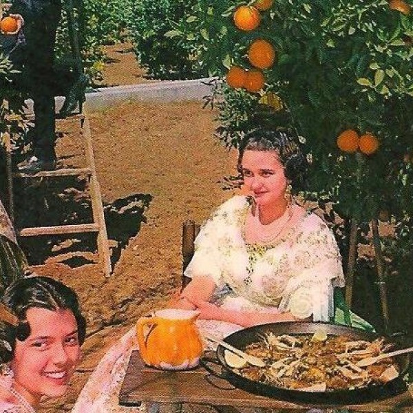 Postal de 1964 con el 'caloret faller', el huerto de naranjos, la paella y la sangría.