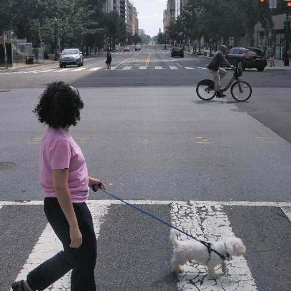 Una mujer pasa por el cruce de la calle 14 y la K en Washington. MANUEL RUIZ RICO
