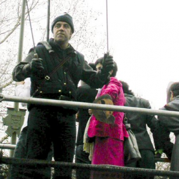 El barco de Nunca Máis en la manifestación de Madrid el 23 de febrero de 2003.