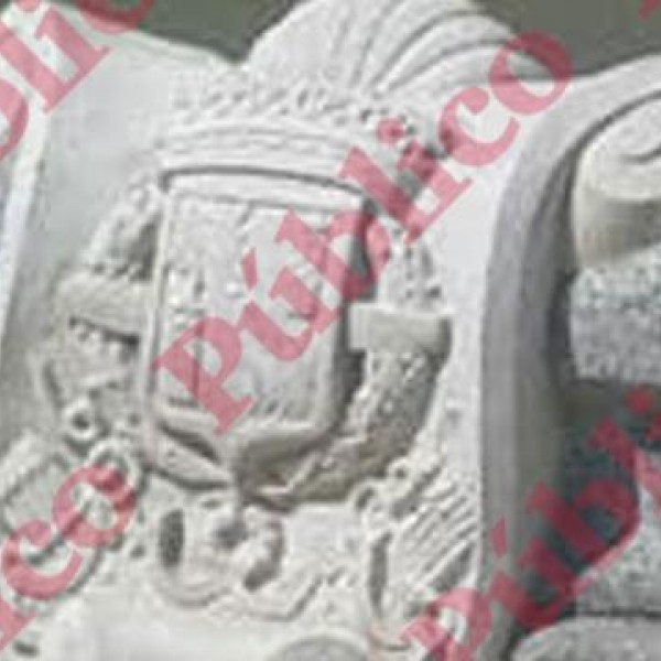Una de las tallas en piedra del escudo de armas que adornan la fuente del Cuartel El Rey.