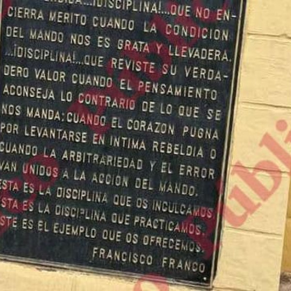 Placa con 'enseñanzas' de Franco situada en el Regimiento de Artillería Antiaérea Nº73.