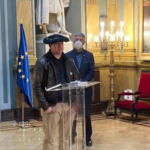 Fermín Les, con chapela, en el Senado con Ramón Morcillo, secretario de RCN-NOK (izqda) y el senador de Gora Bai Koldo Martínez (derecha) cuando presentaron en la Cámara Alta la iniciativa para regular las asociaciones de cannabis.