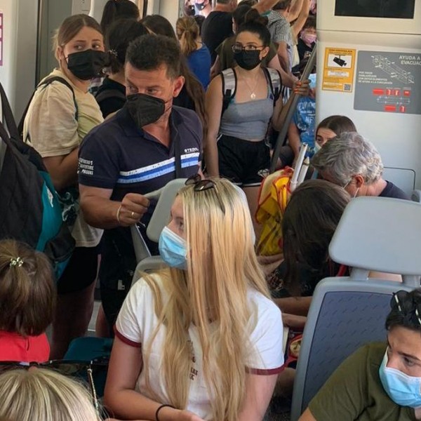 Imagen de un tren de Cercanías de la línea C1 (Málaga-Fuengirola) con numerosos viajeros sin poder respetar las distancias de seguridad.
