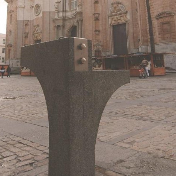 Una fuente pública frente a la Catedral de Cádiz.