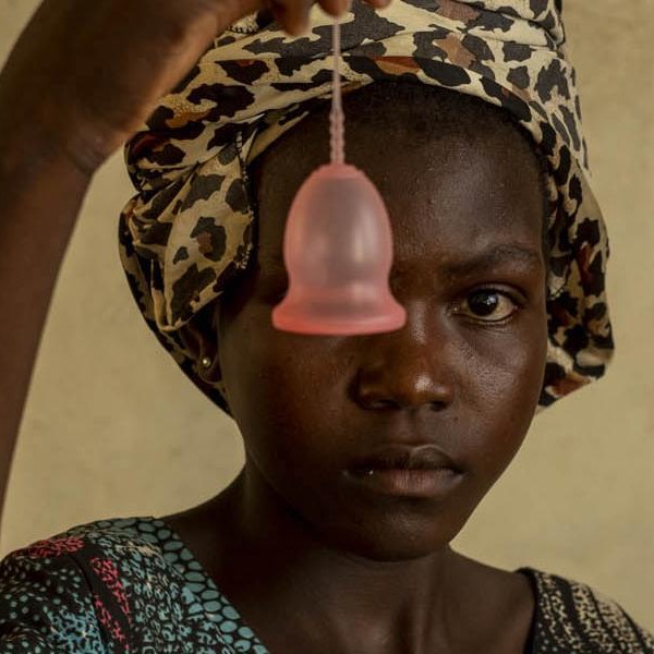 Retrato de un niña con la copa rosa, en Chad a principios de noviembre de 2019.