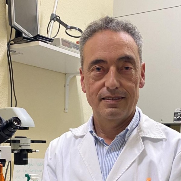 El entrevistado Dr. Carlos Martín en su laboratorio de la Universidad de Zaragoza.