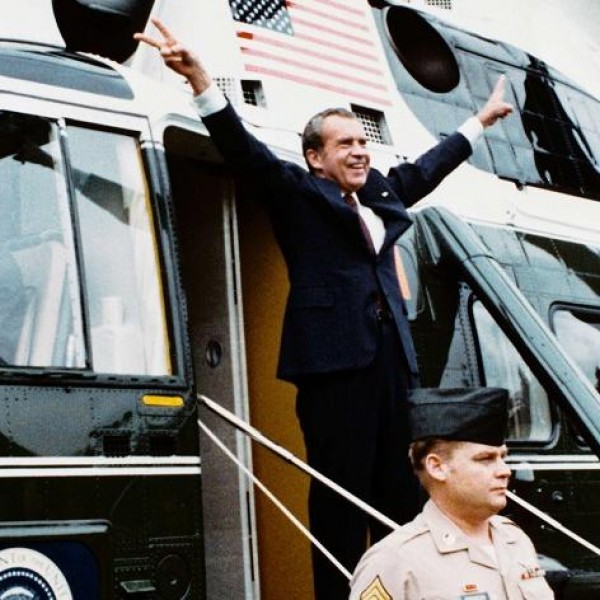 Fotografía tomada por Oliver F. Atkins de Richard Nixon dejando la Casa Blanca en el 'Marine One', poco antes de que su renuncia se hiciera efectiva. 9 de agosto de 1974.