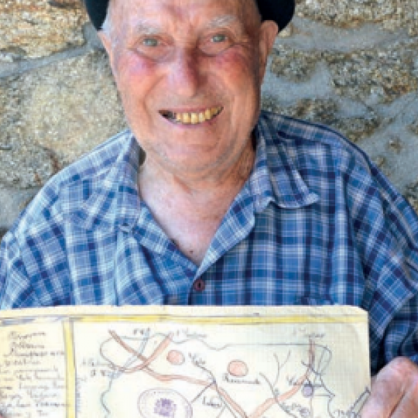 25/11/22 Severino Iglesias, alumno de Bernardo Mato, con una hoja de los cuadernos escolares de Antonio Rial.