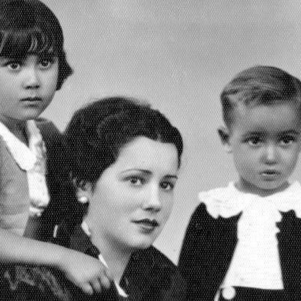5/1/23 Josefa Abad Golán, esposa de Monzo, con sus hijos Vida y José.