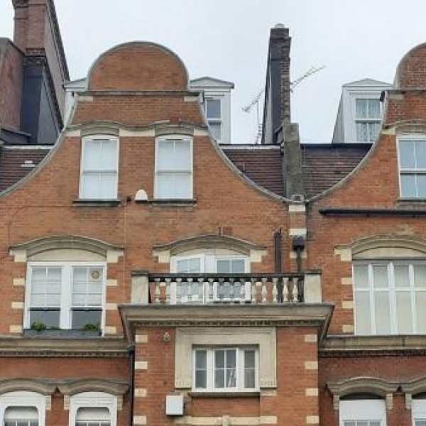 Edificio que contiene el piso en el que residieron Romero Maura y su esposa en el barrio de Kensington en Londres