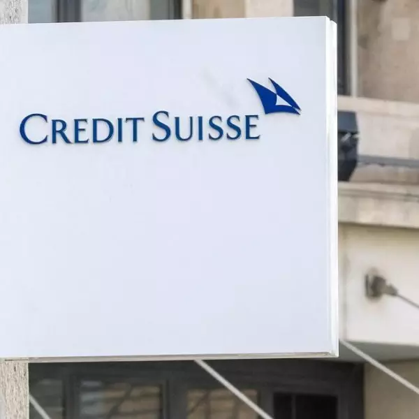 Los logos de los bancos suizos Credit Suisse y UBS en sendas sucursales en Ginebra. REUTERS/Denis Balibouse