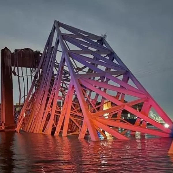 El puente de Baltimore derrumbado en el agua.