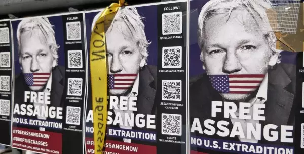 Carteles que piden la libertad de Julian Assange y su no extradición a EEUU, en Bruselas, a 23 de septiembre de 2023.