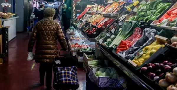 Imagen de archivo de una mujer comprando, a 24 de diciembre de 2023, en Madrid (España).