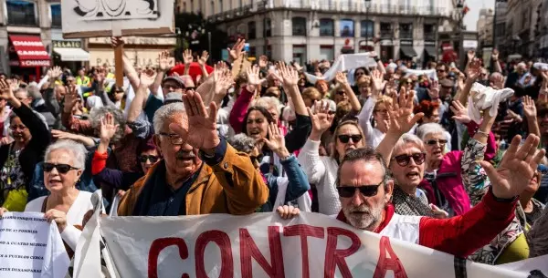 Decenas de personas durante la cadena humana por la sanidad pública, en la Puerta del Sol, a 7 de abril de 2024, en Madrid (España).