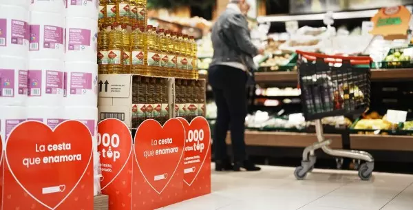Una mujer hace la compra en un supermercado. Imagen de Archivo.