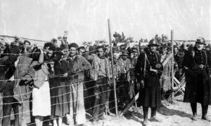 Refugiados españoles en el campo de internamiento de Argelès-Sur-Mer, en el este de Francia, donde fueron a parar la mayoría de los republicanos que huyeron por Catalunya.