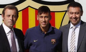 Neymar, entre Rosell y Bartomeu./EFE