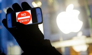 Un iPhone en cuya pantalla se lee: "Acceso prohibido" durante una manifestación en apoyo a la política de privacidad de la compañía tecnológica, en una tienda Apple en Nueva York. EFE