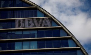 El logo del BBVA en el edificio La Vela, su sede en la zona norte de Madrid. REUTERS/Juan Medina