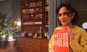 La periodista mexicana Lydia Cacho, con un ejemplar de su libro 'Ellos hablan'. N.C.