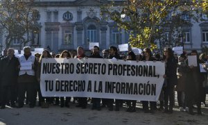 Imagen de la concentración de periodistas frente al Supremo contra los registros en Europa Press y el Diario de Mallorca. EP