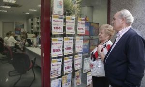 Una pareja de pensionistas miran ofertas de viajes del Imserso | EFE/Fabian Simon